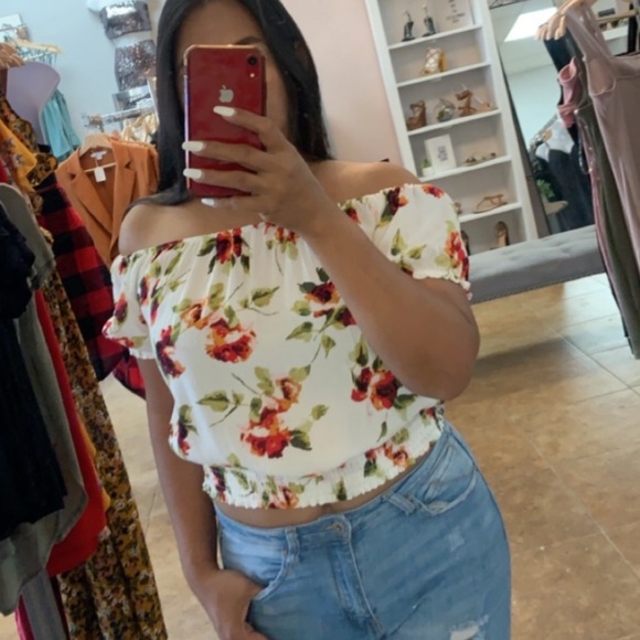 Tops - Floral crop top On sale!🚨